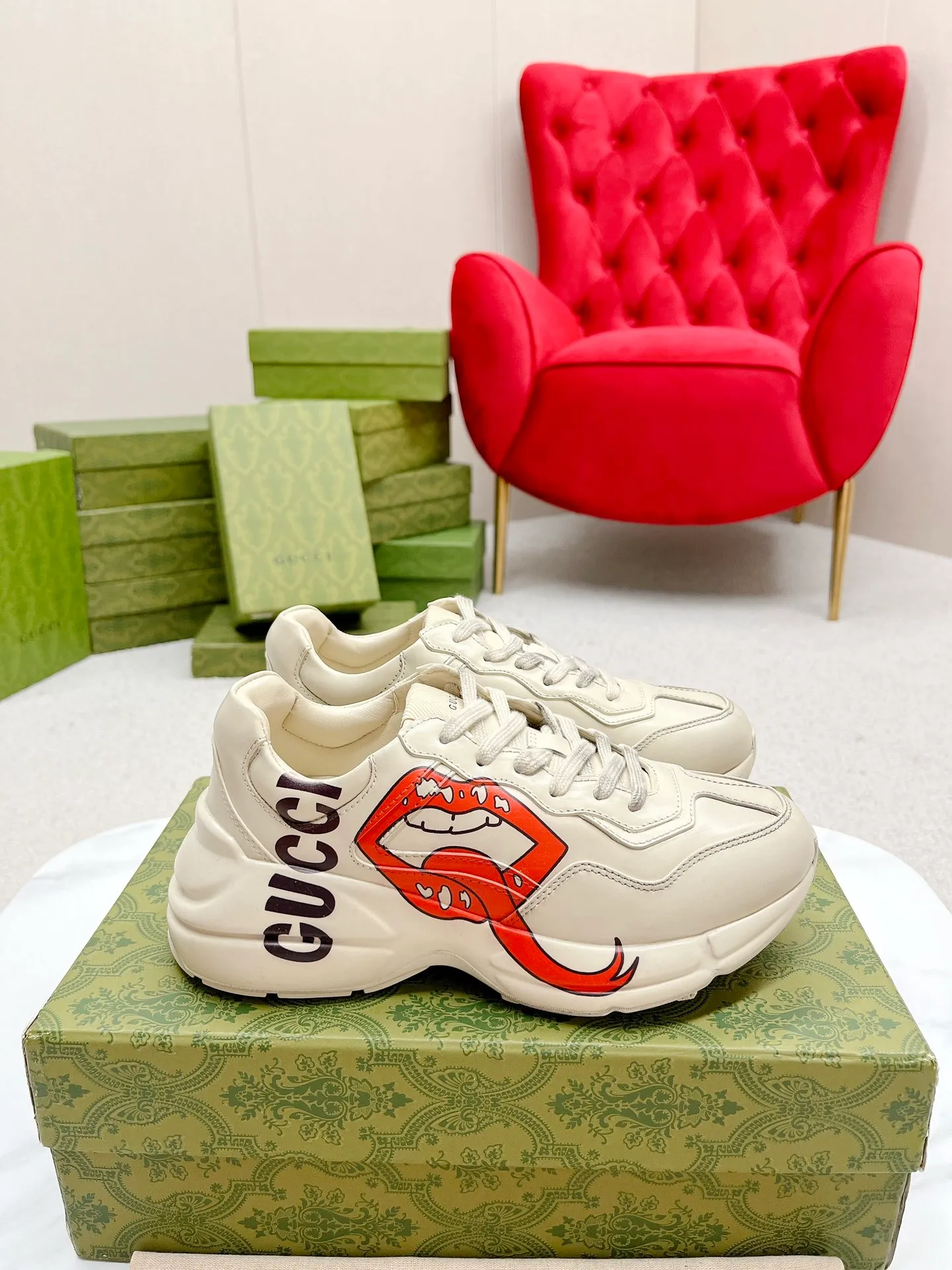 👟👟Ex-factory price 700👟👟 Men +10 Gucci’s top version of couple’s dad shoes series is new! 🖤 ⚠GG couple’s dad shoes have been very popular in recent years; new colors are updated constantly; new colors are updated, and our home and counters have new ones at the same time. This classic dad shoe is popular among celebrities and Internet celebrities. Anchors and others are sure to plant grass and call ❤ Classic fashion style, distressed leather surface, 5D drawing printing; mixed surface splicing colors, etc... Original customization (off-white eco-friendly cowhide, first layer of cowhide inside), original outsole... Shiny colorful drawings embellish the sides of the shoe body, old color rubbing, package production technology, 1:1 creation / only to make the best shoes. ⚠️ Comes with high-end full package at the counter. …………………………………………………… 👑❥∙Colour: Doraemon model/Mickey Mouse model/Lip model/Donald Duck model/Anchor model/Classic red and green striped logo model/NY letter model/Rainbow letter model/Red ebony cloth model/G letter pink cloth model/North Face joint model/Little Bear model/New blue color model/New orange color model 👑❥∙Size: Women’s model 35-40 Men's 39-44